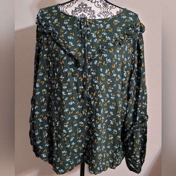 Boho peasants green floral design top - Picture 1 of 7